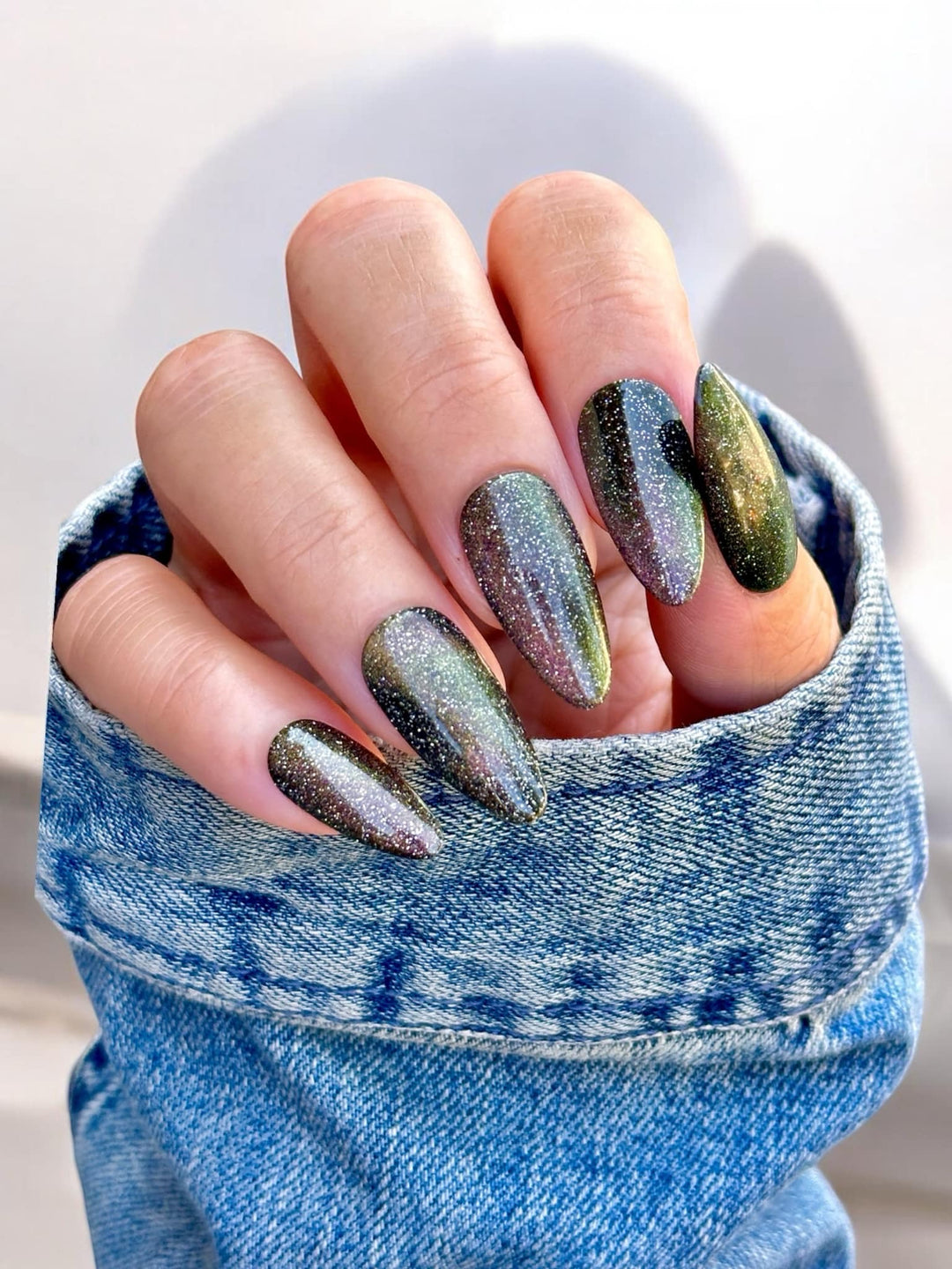 Witch Head Nebula-Flashing Disco Cat Eye Gel Polish